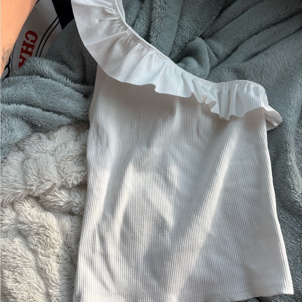 Elegant White Ruffled One-Shoulder Top - Picture 2 of 3